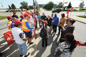 Locked out OLG workers outside Woodbine Racetrack. (CNW Group/Unifor)