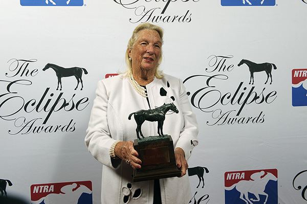 Live Oak’s Charlotte Weber accepts World Approval’s Eclipse Award on January 25 at Gulfstream Park. Photo by Horsephotos.com/NTRA